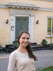 Headshot of Alexandra Noi in front of a building